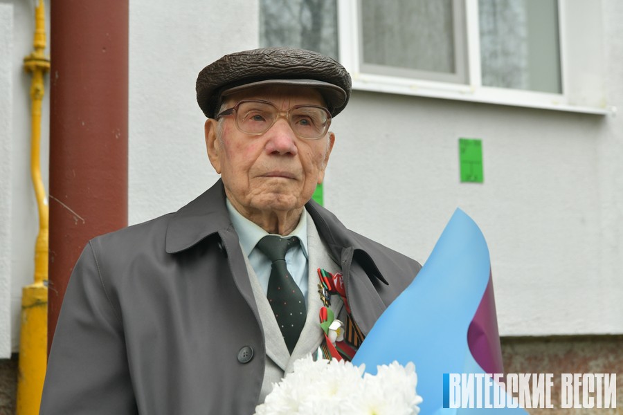 Витебские десантники провели мини-парад для 101-летнего ветерана Великой Отечественной войны