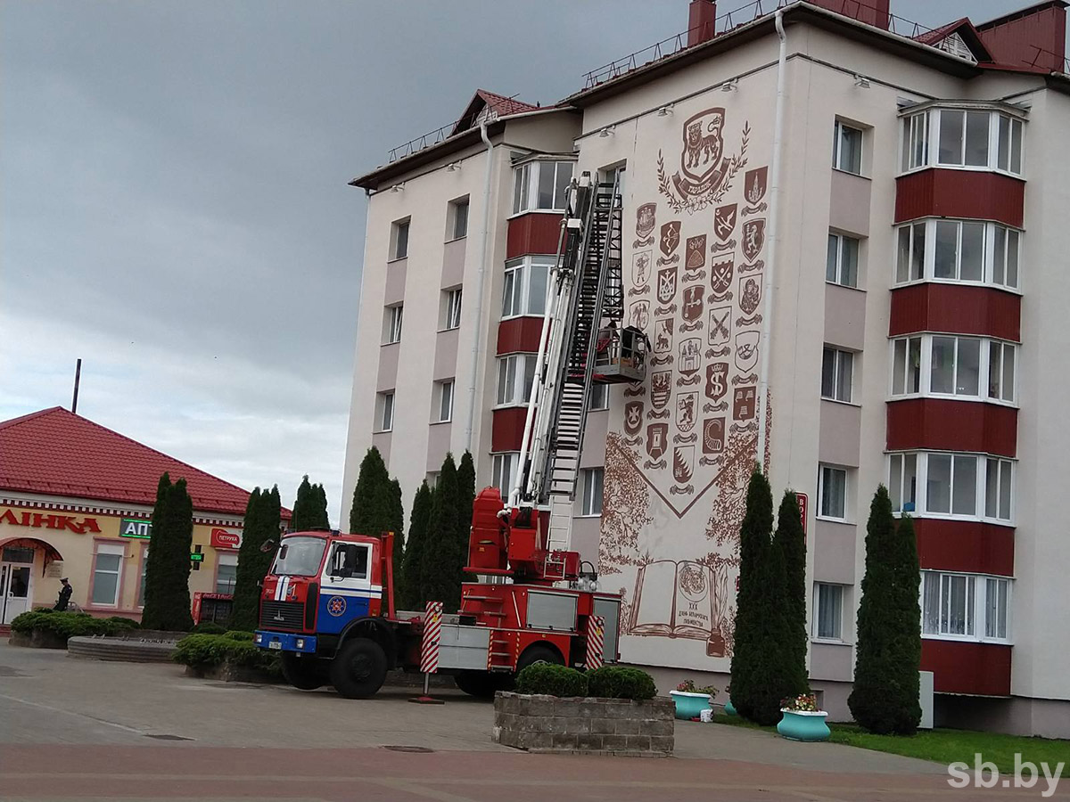 В Городке завершают мурал с изображениями гербов городов, в разные годы принимавших День письменности