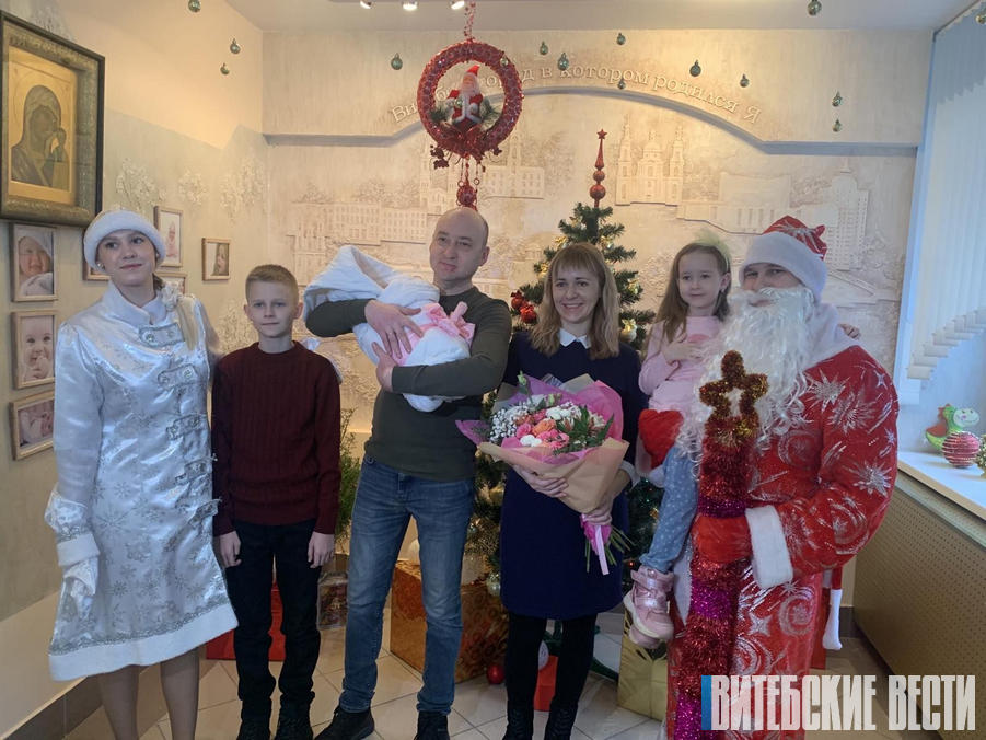 В Витебском областном клиническом роддоме поздравили женщин и новорожденных малышей с наступающим Новым годом