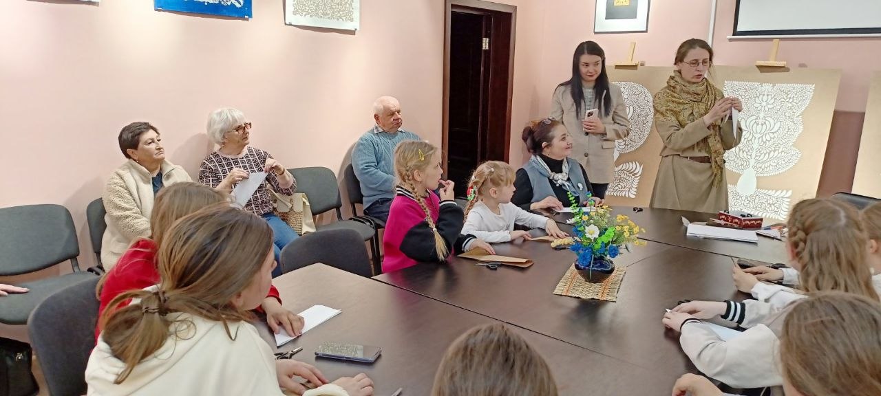 В райцентре Витебской области проходит оригинальный выставочный проект, символизирующий связь поколений