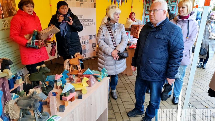 В Витебске проходит ежегодная выставка-ярмарка продукции учреждений образования Витебской области "Восеньскi карагод"
