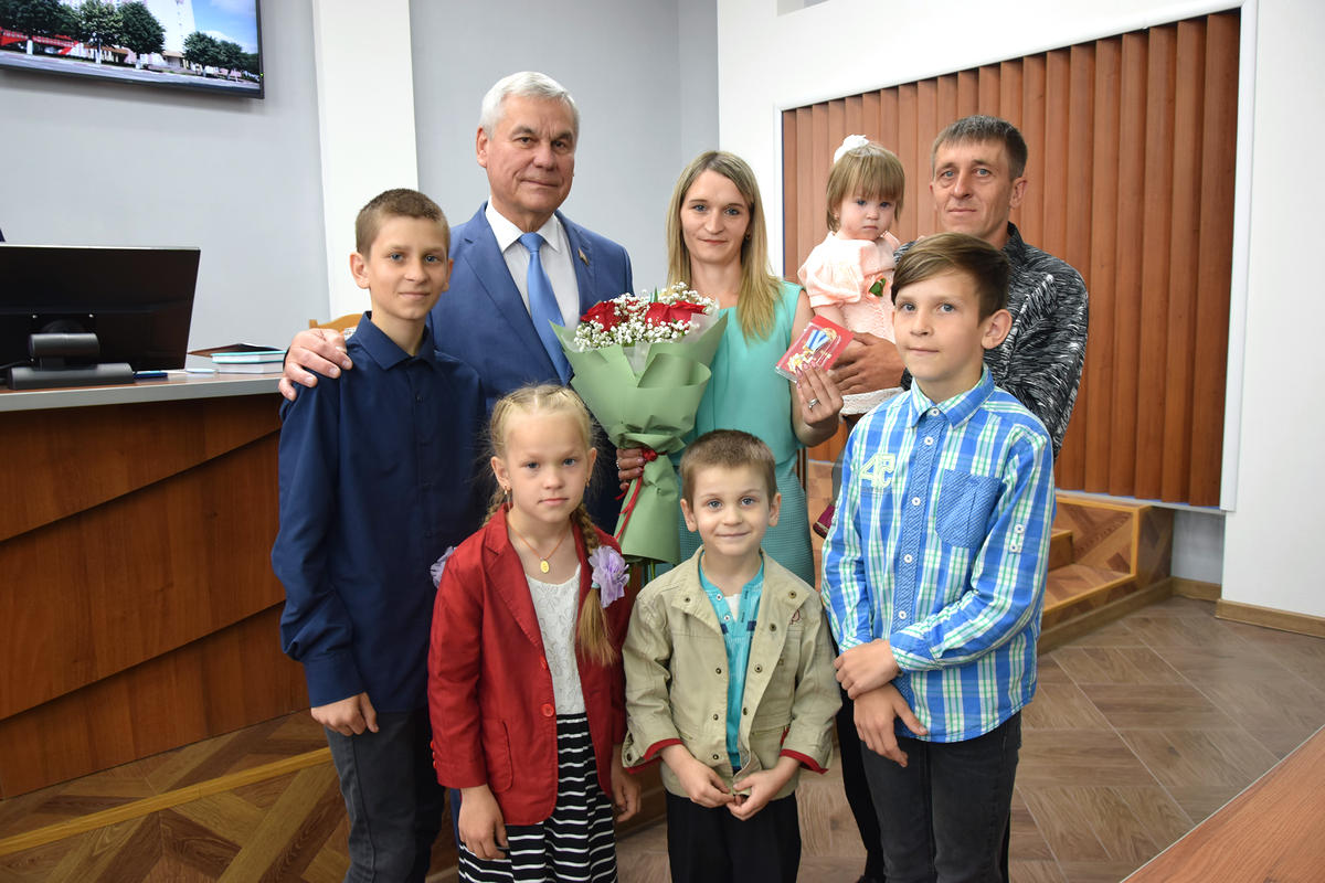 Уладзімір Андрэйчанка ўручыў ордэн Маці Наталлі Апяцёнак з вёскі Масар Глыбоцкага раёна