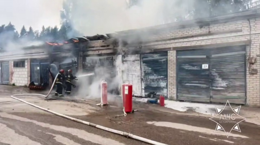 Подразделения МЧС ликвидировали пожар на территории мехдвора в Докшицком районе