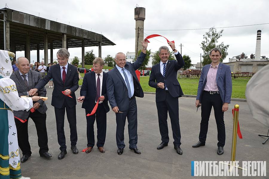 В Дубровно открыли площадку для мини-футбола и новый сырьевой склад на льнозаводе
