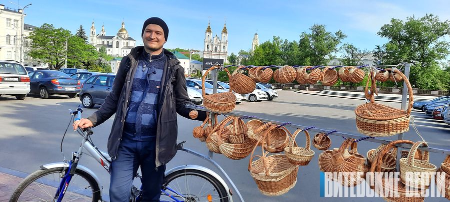Мастер по лозоплетению из Витебска демонстрирует свои изделия на трехколёсном велосипеде с мобильным прилавком