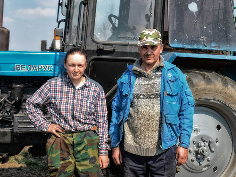 Адзіная дзяўчына-трактарыст удзельнічае ў пасяўной у Талачынскім раёне
