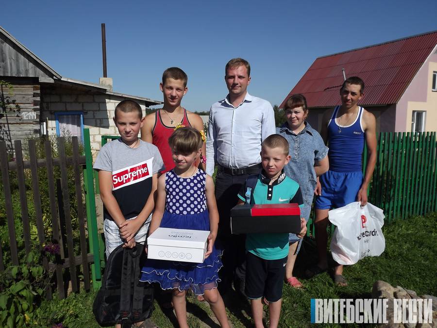 В Сенненском районе многодетная семья украинских беженцев получила подарки к учебному году 