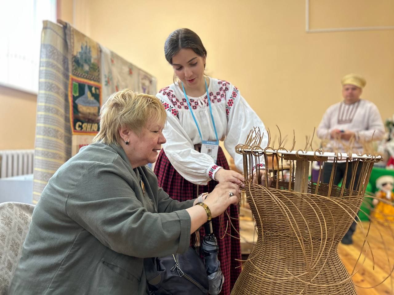 Собрали 30 коллективов из 4 стран. Как проходит фестиваль «Днепровские голоса в Дубровно»