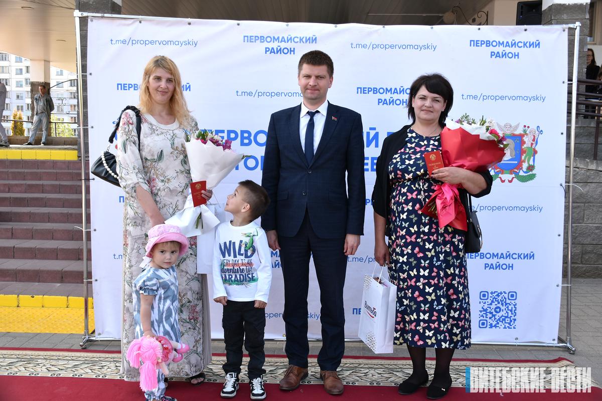 Жительницам Первомайского района Витебска вручили ордена Матери