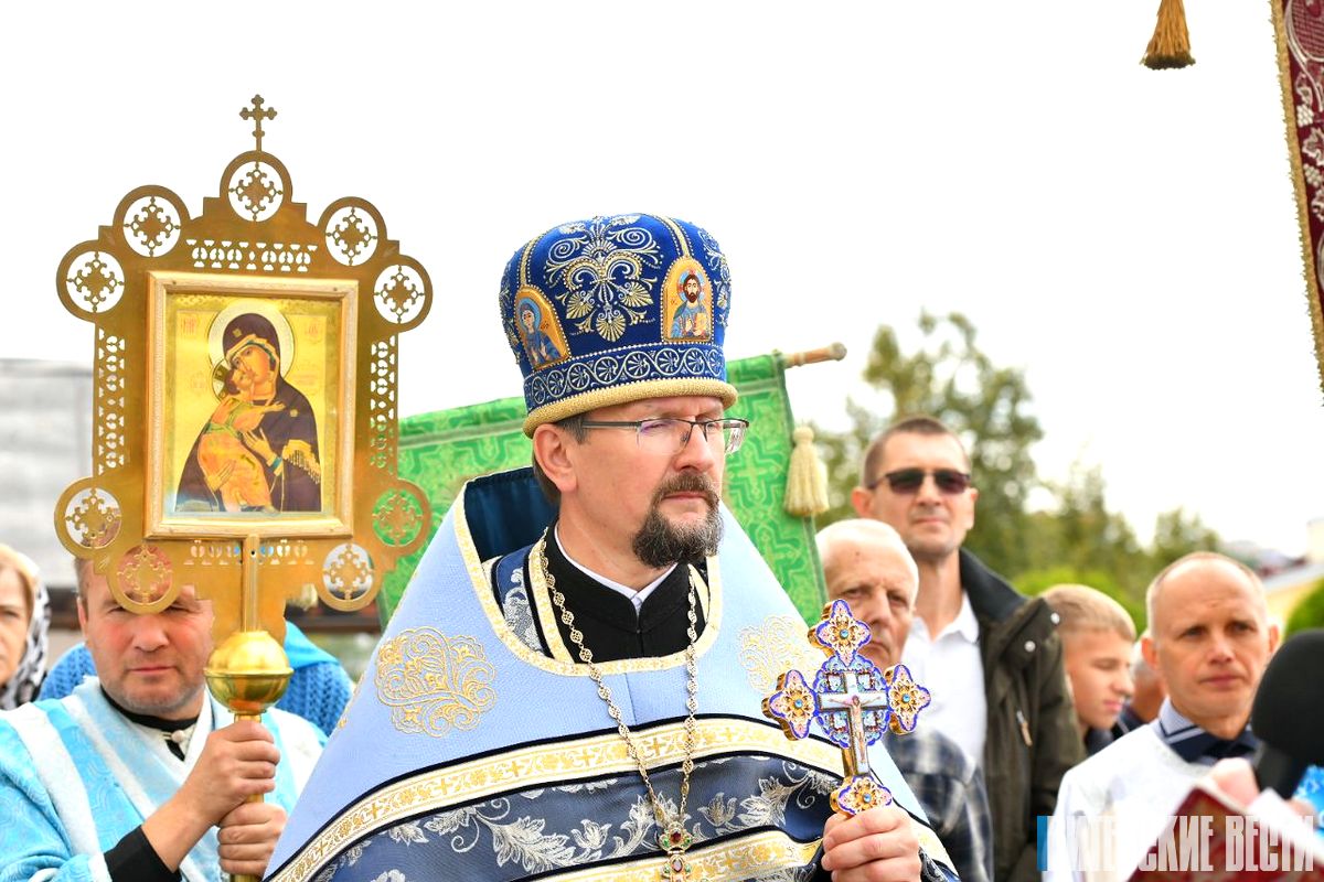 Молебном и крестным ходом по улицам города православные верующие Витебска отметили Успение Пресвятой Богородицы