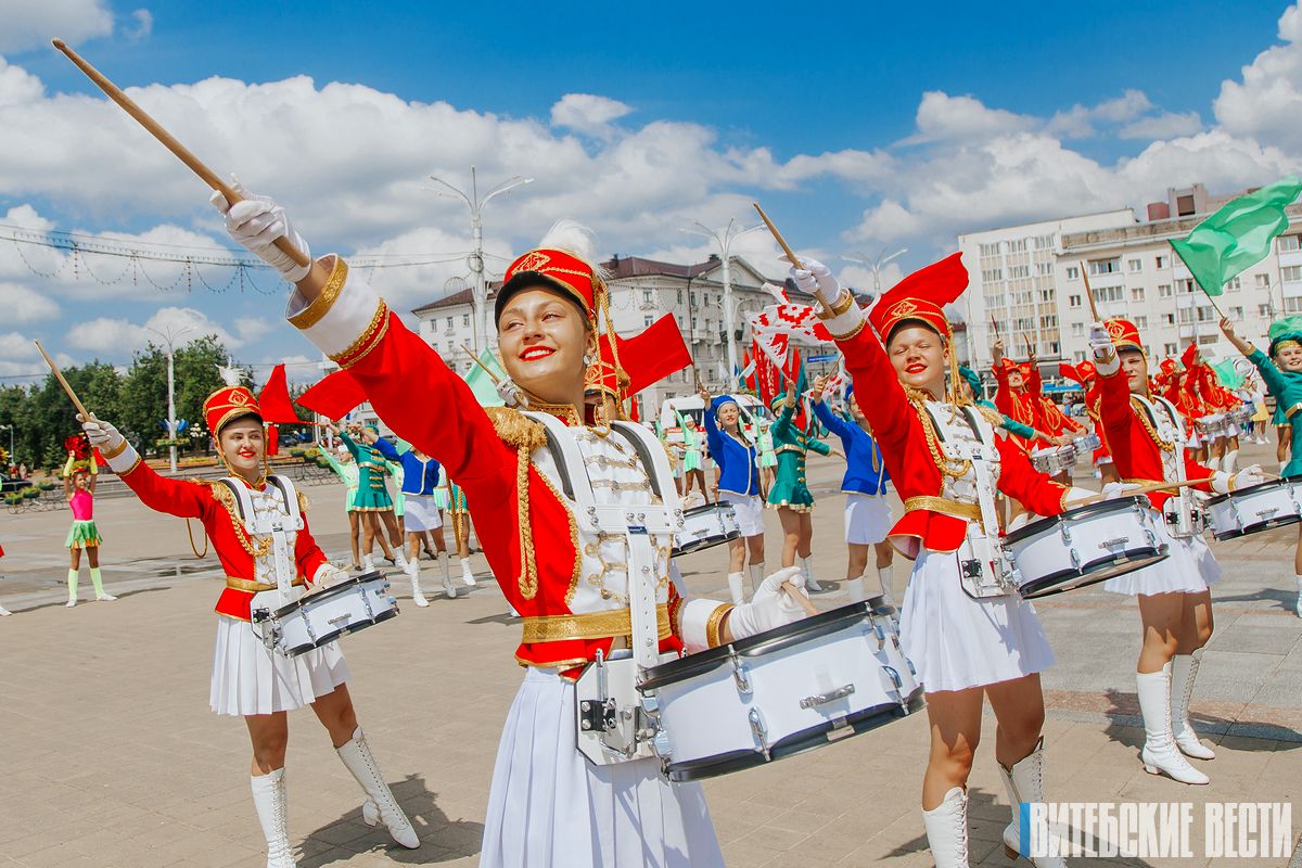 Около 700 барабанщиц и мажореток приняли участие в фестивале-конкурсе в Витебске