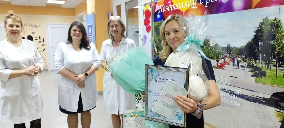 В Новополоцком роддоме поздравили 500-го малыша-полочанина