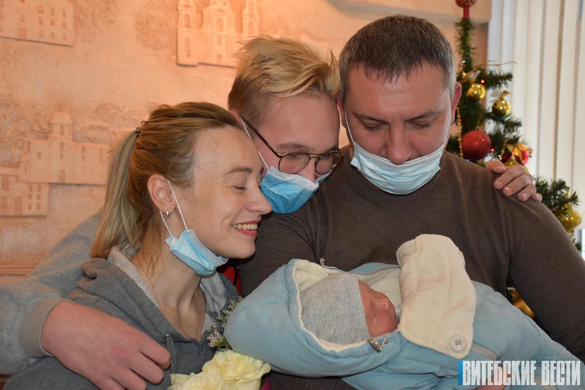 Из витебского роддома выписали новополочанку, которая провела 16 дней на ИВЛ и родила здорового малыша
