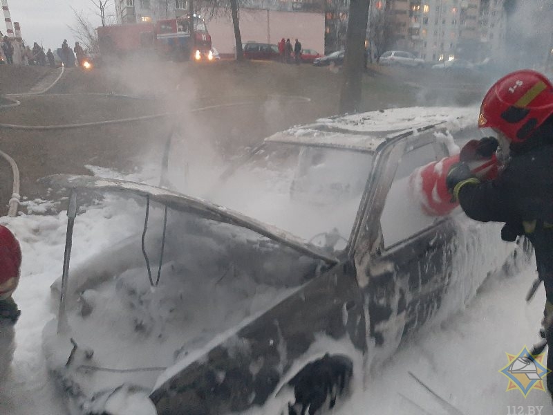 В Витебске во дворе жилого дома сгорел автомобиль