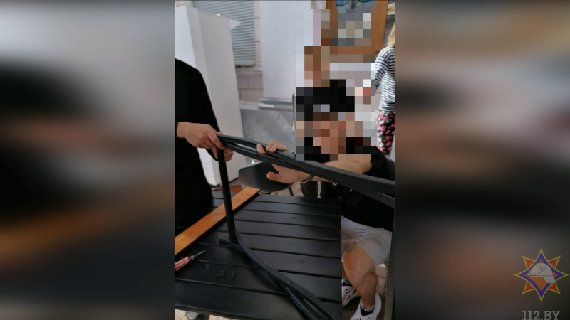 В Витебске сотрудники МЧС помогли работнику кафе, палец которого зажало между конструкциями раскладного стола. Пострадавший госпитализирован