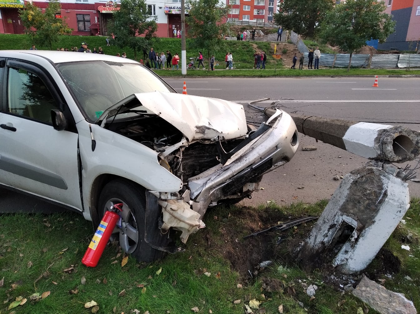 В Витебске легковушка сбила столб освещения во время ДТП