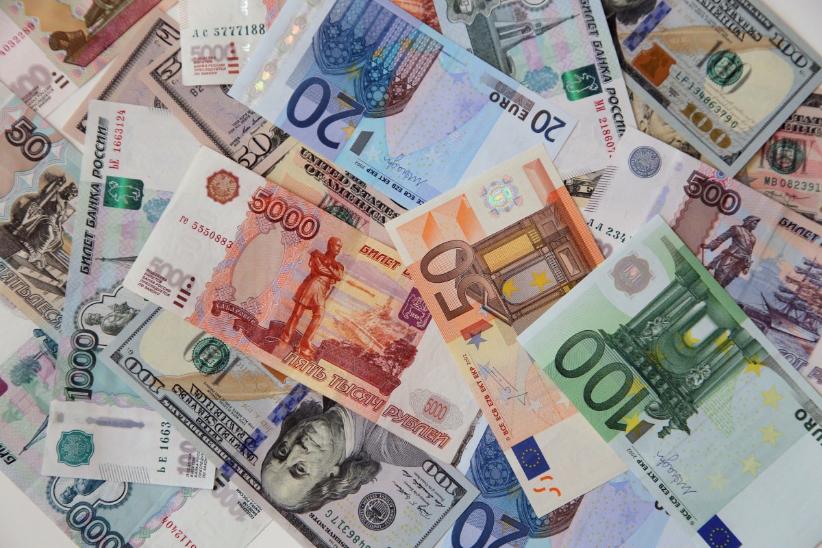 Доллар перешагнул рубеж в 2 бел. руб., евро близок к 2,4 бел. руб.: эксперты объясняют причины роста валют 