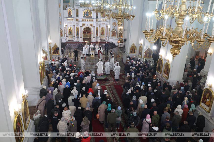 Пасхальное богослужение прошло в Свято-Успенском кафедральном соборе Витебска
