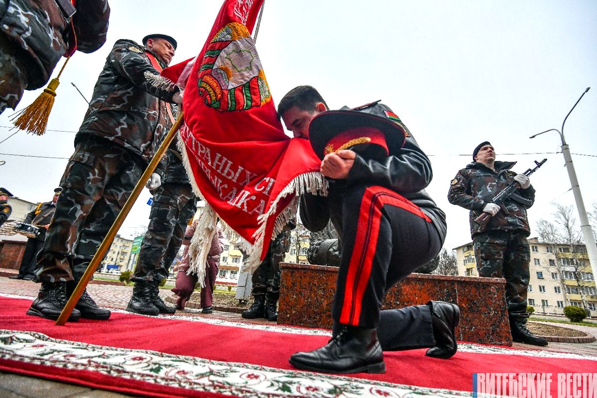 Генерал-майор милиции Андрей Любимов простился со знаменем областного управления внутренних дел