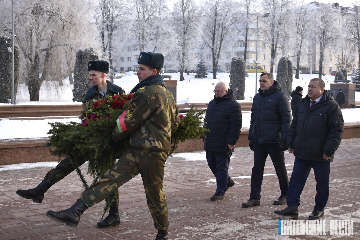 В Витебске прошла церемония возложения венков и цветов к монументу советским воинам, партизанам и подпольщикам на площади Победы