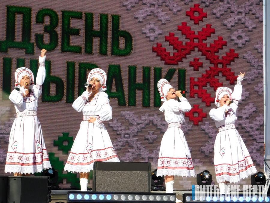 Вишневая королева, Барон Мюнхгаузен и ростовая кукла Вишенка представили Витебскую область на Дне вышиванки 