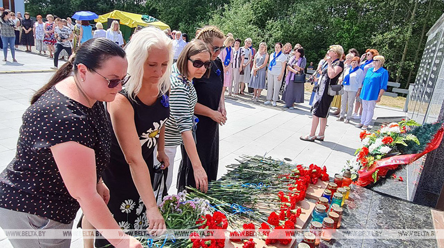 ФОТОФАКТ: Представительницы БСЖ возложили цветы в "Урочище Пески" в Полоцке