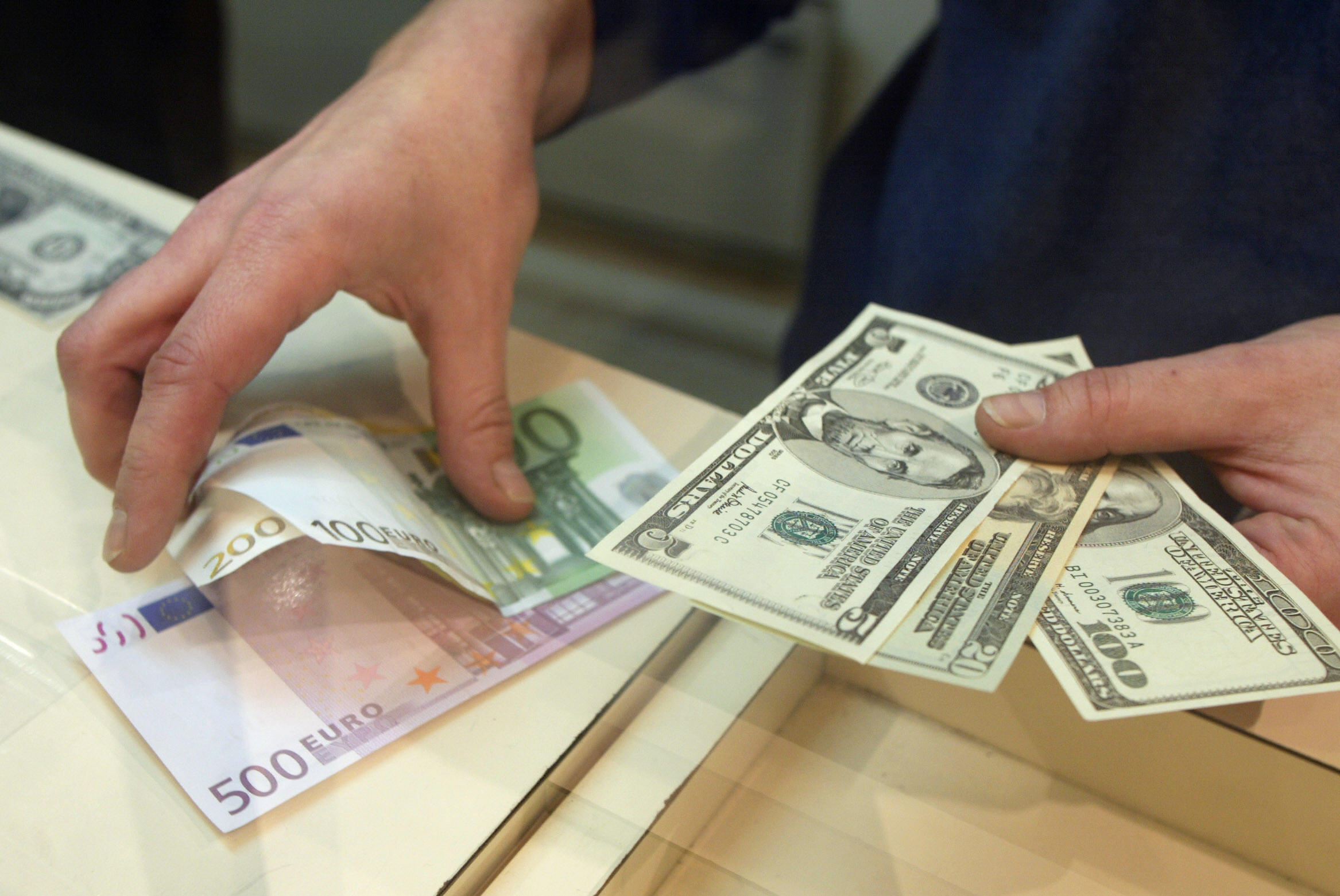 Доллар и евро на торгах 9 октября подорожали, российский рубль подешевел 