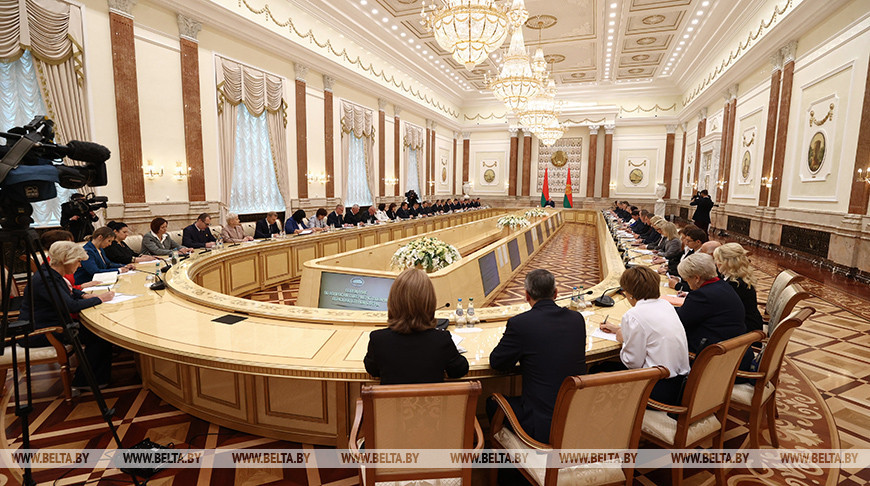 Александр Лукашенко поручил Министерству образования доработать школьные учебники
