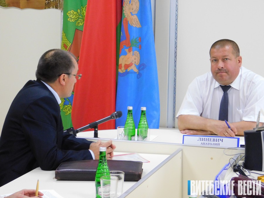 Более двух десятков обращений рассмотрел Анатолий Линевич во время «прямой линии» и приёма граждан в Витебске