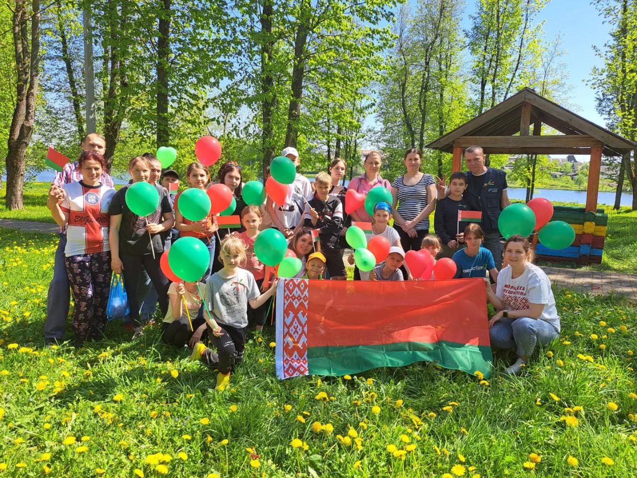 В Докшицах в День государственных символов Республики Беларусь взрослые и дети покрасили беседки в городском парке "Заозерный"