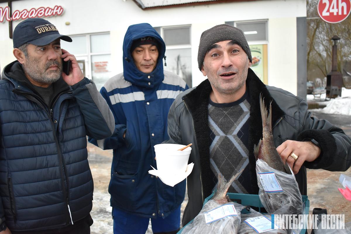 Новогоднее представление с угощениями организовали для водителей-дальнобойщиков в Браславском районе