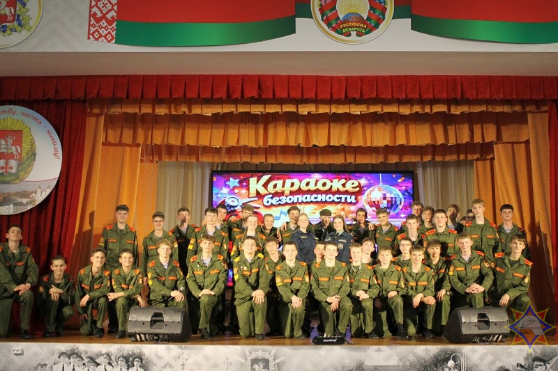 Вместо лекций — микрофон. В Витебском кадетском училище прошло «Караоке безопасности»
