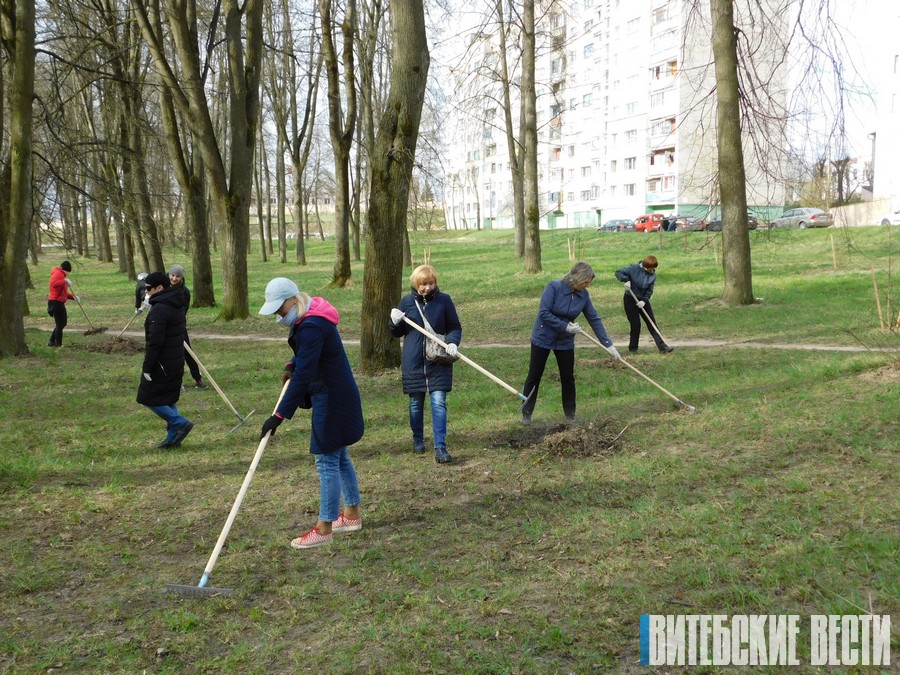 Более 300 оршанцев во время субботника приводили в порядок городской парк по улице Перекопской