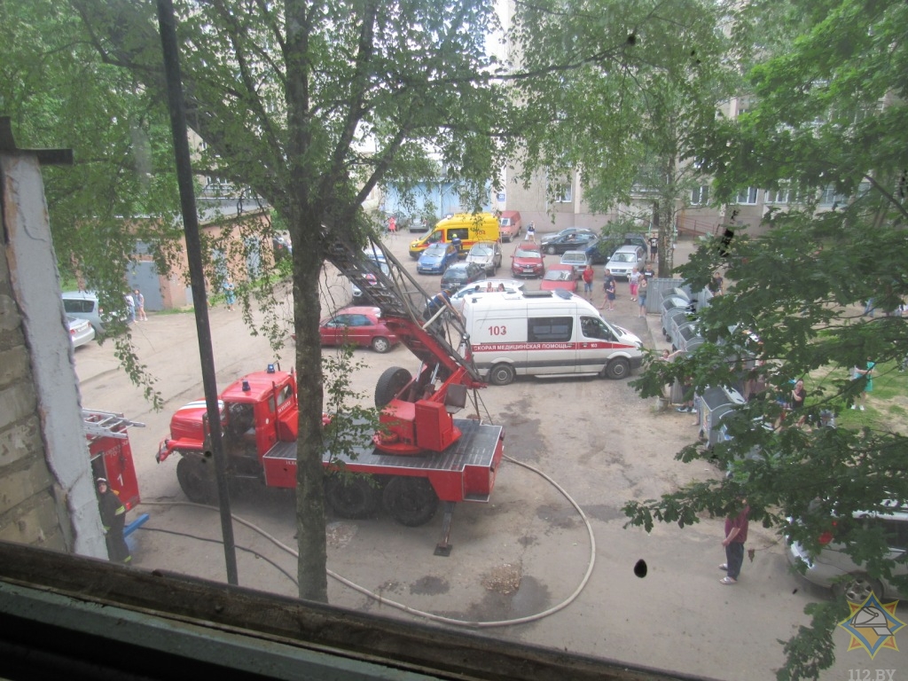 В Новополоцке работники МЧС спасли мужчину из горящей квартиры