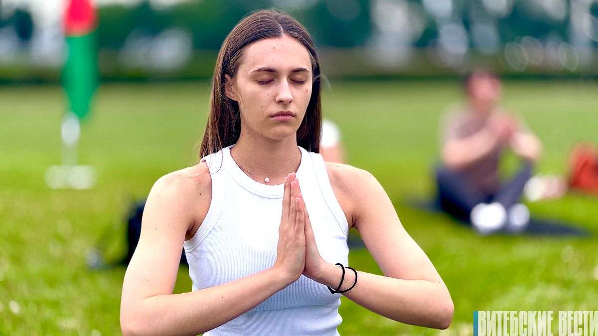 «Ритм Побед»: в Витебске прошел спортивный пленэр по йоге под открытым небом 