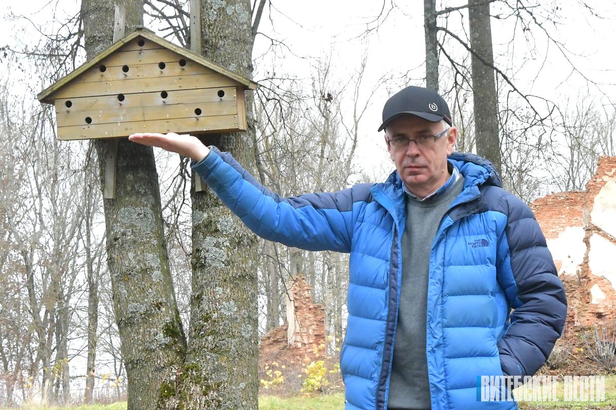 Многоэтажка для птиц: в агрогородке Пламя Сенненского района установили необычный скворечник