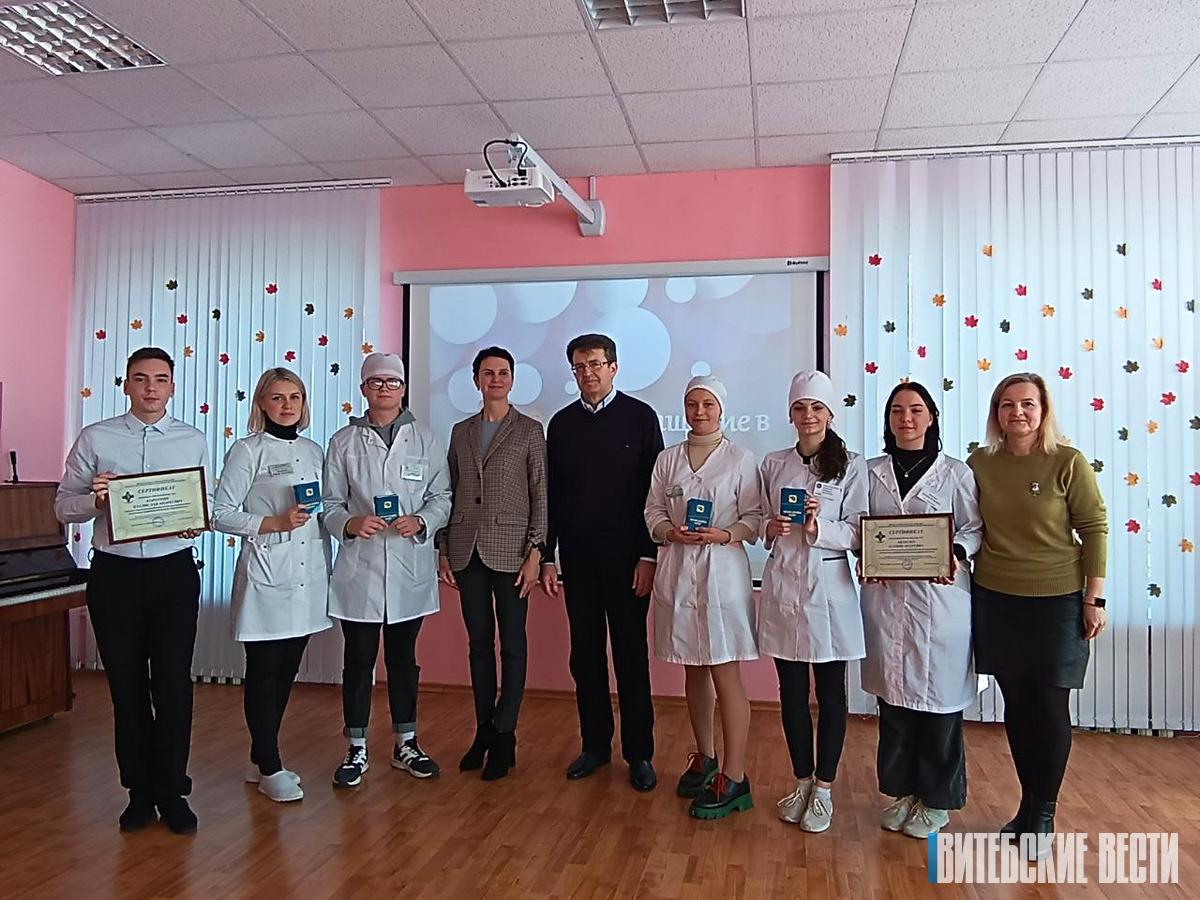 Первокурсников Витебского государственного медицинского колледжа имени академика И.П. Антонова посвятили в учащиеся и вручили им профсоюзные билеты 