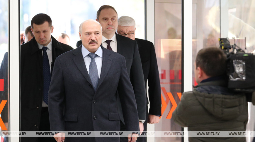Александр Лукашенко потребовал обеспечить врачей современным медицинским оборудованием