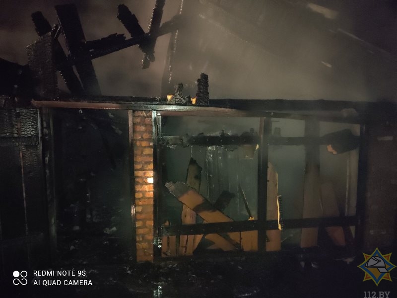 В Докшицком районе в гараже сгорел автомобиль