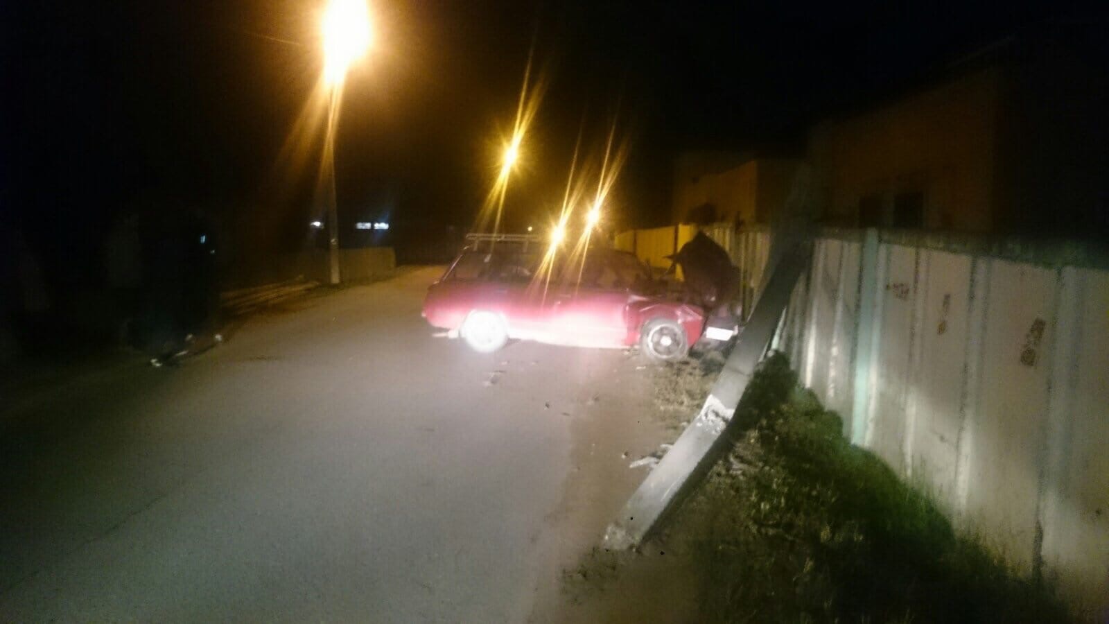 В Орше водитель легковушки врезался в железобетонный столб