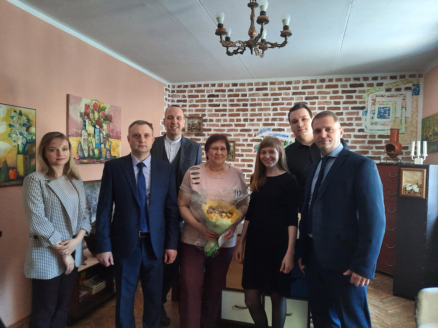 В день эксперта-криминалиста сотрудники ведомства навестили ветерана экспертной службы Татьяну Ерофееву