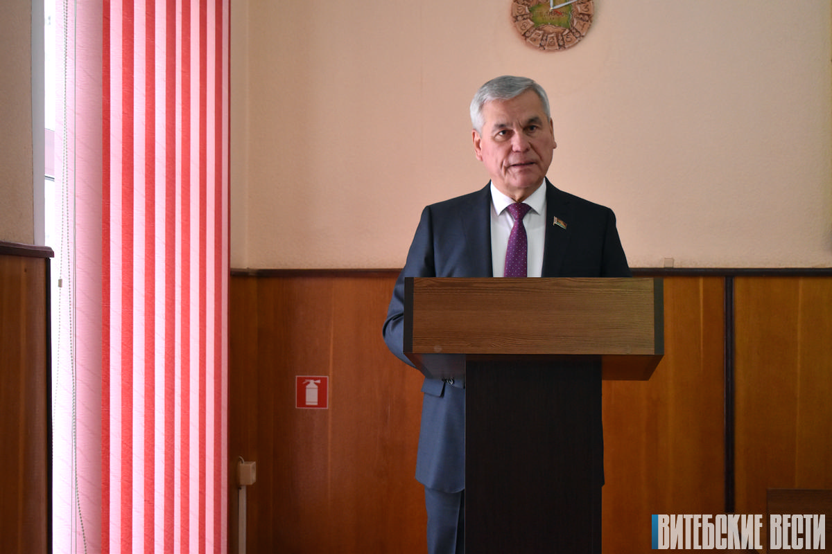 Владимир Андрейченко обсудил проект новой Конституции с коллективом Глубокской центральной районной больницы