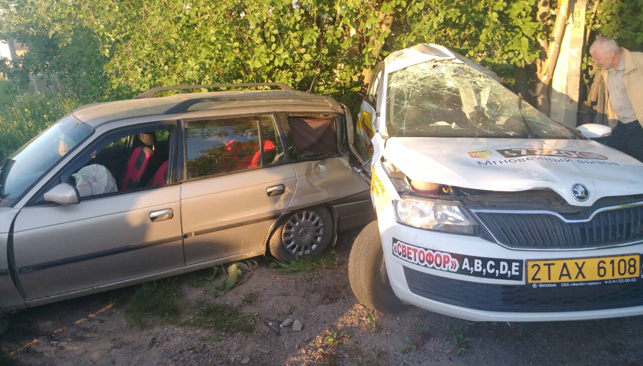 В Витебске таксист спровоцировал аварию на дороге