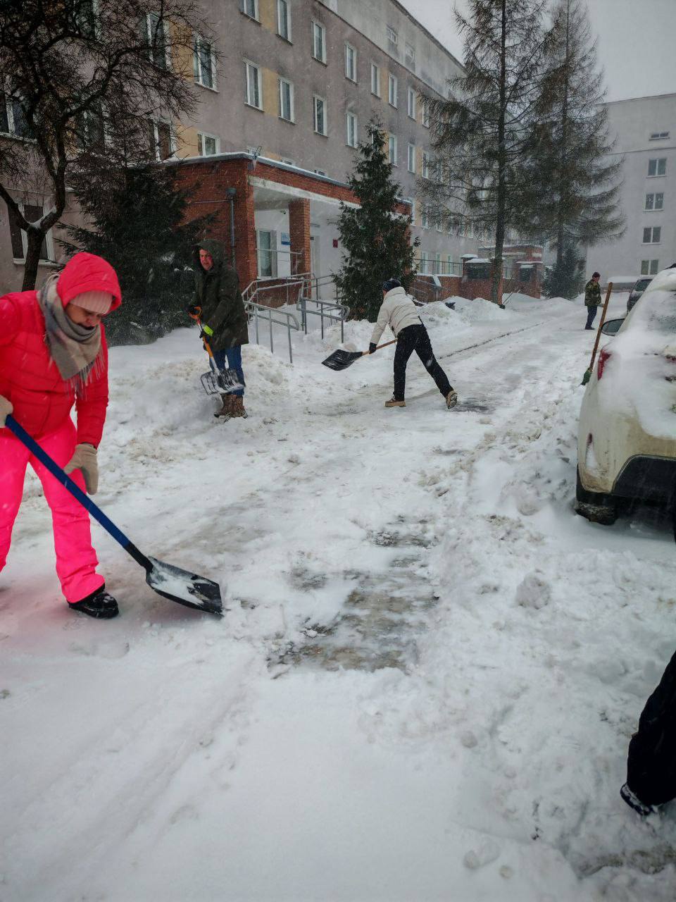 Патриоты Витебска оказали помощь родильному дому №2 в борьбе со стихией