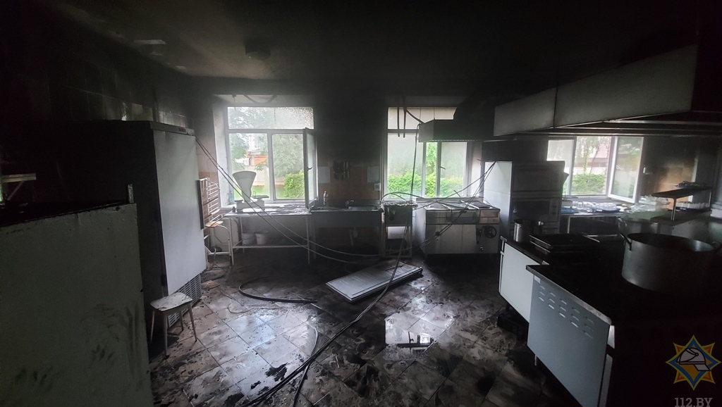 Спасатели ликвидировали возгорание на кухне средней школы №16 Орши 