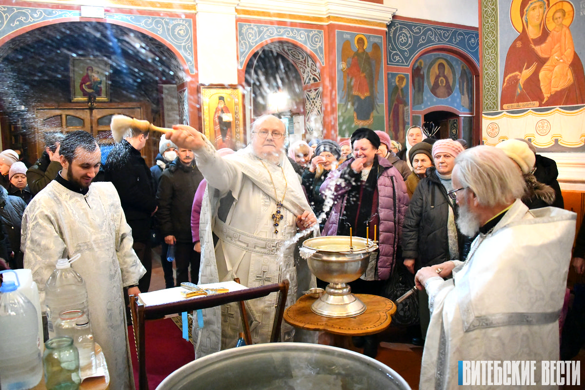 Фотофакт: В Покровском соборе в Витебске празднуют Крещение Господне
