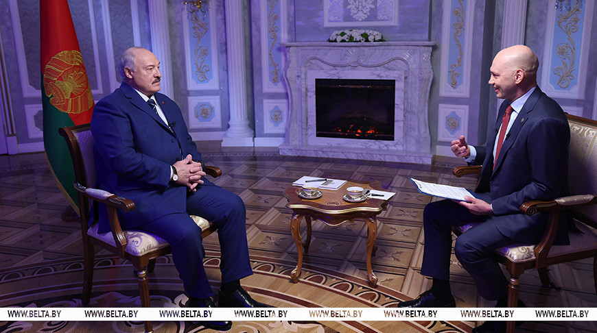 При чем тут Ельцин? Александр Лукашенко рассказал, почему День Победы отмечает в двух столицах
