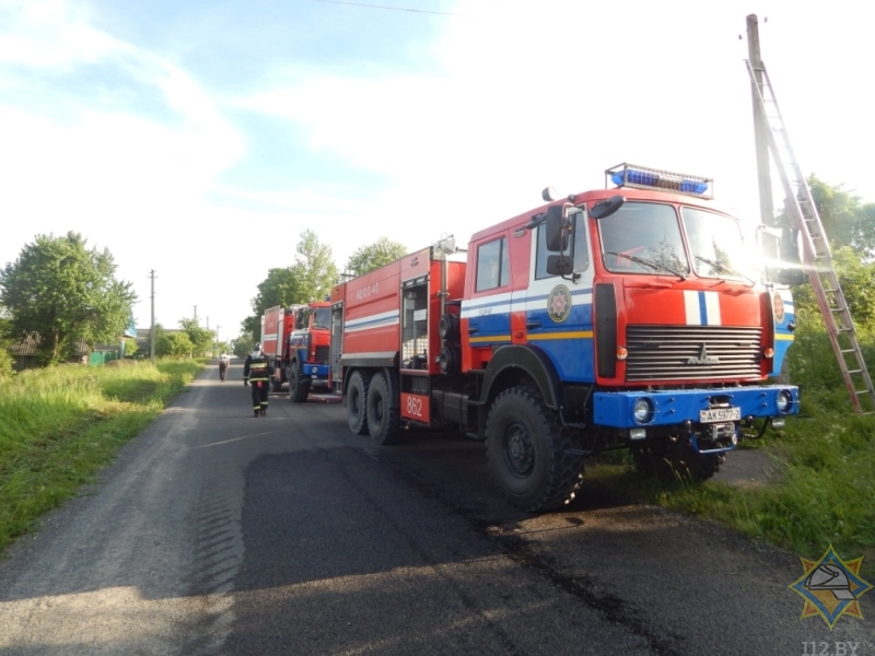 Водитель МЧС спас пенсионера на пожаре в Ушачском районе