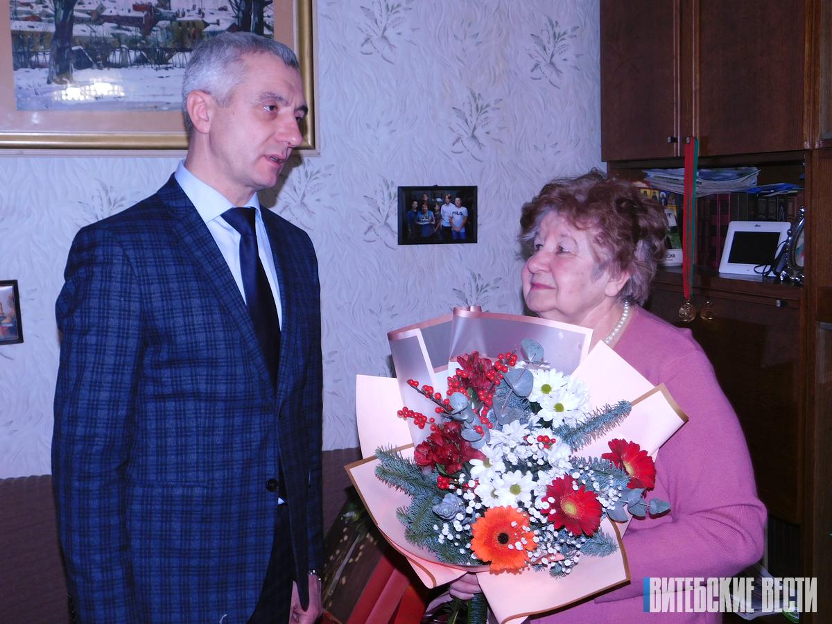 «От всей души»: Николай Орлов поздравил создателя и бывшего руководителя школьного музея народной славы СШ № 17 Витебска Ларису Павлову