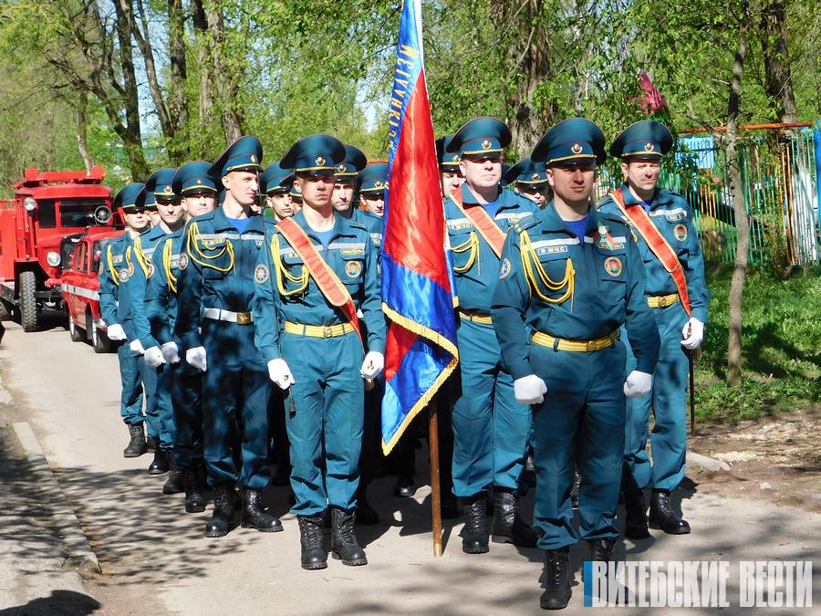Витебские спасатели поздравили ветеранов Великой Отечественной войны мини-парадом и салютом
